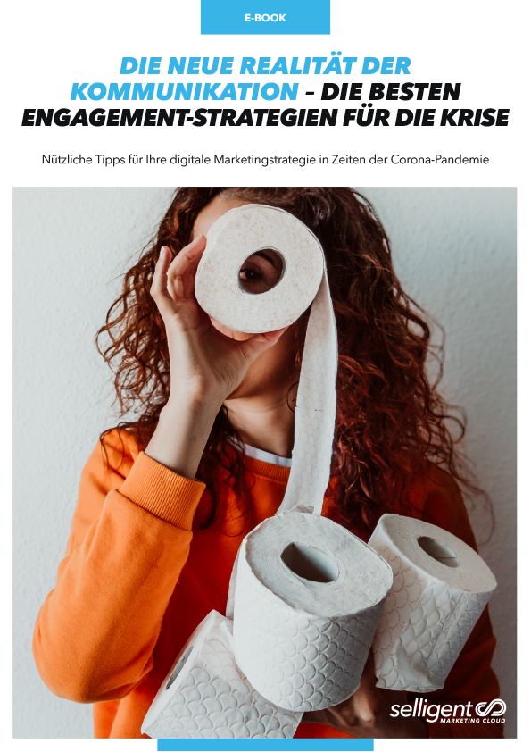 Auf den Bild ist eine Frau zu sehen, die durch das Loch einer Toilettenpapier-Rolle hindurch schaut.
