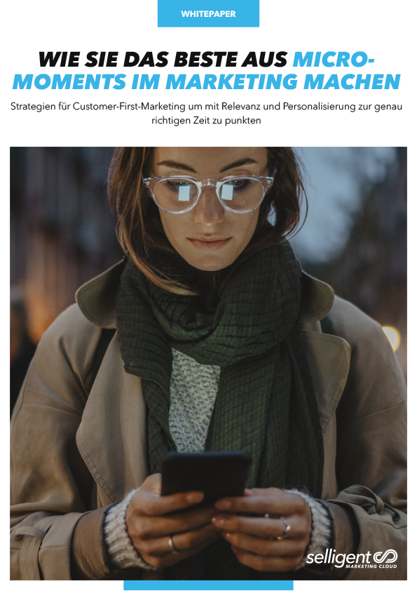  Zu sehen ist der Titel des Selligent Whitepapers "Wie Sie das Beste aus Micro-Momenten im Marketing machen" auf dem eine junge Frau mit Brille zu sehen ist, die auf ein Smartphone in ihren Händen blickt.